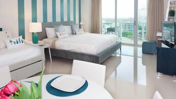 Tabla de planchar con plancha, cuna de viaje, wifi y ropa de cama