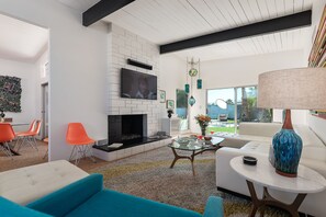 Smart-TV, Kamin, Stereoanlage