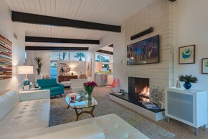 Smart-TV, Kamin, Stereoanlage