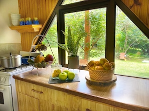 Refrigerador, microondas, parrilla de estufa y cafetera y tetera