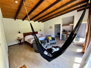 5 chambres, coffres-forts dans les chambres, lit parapluie