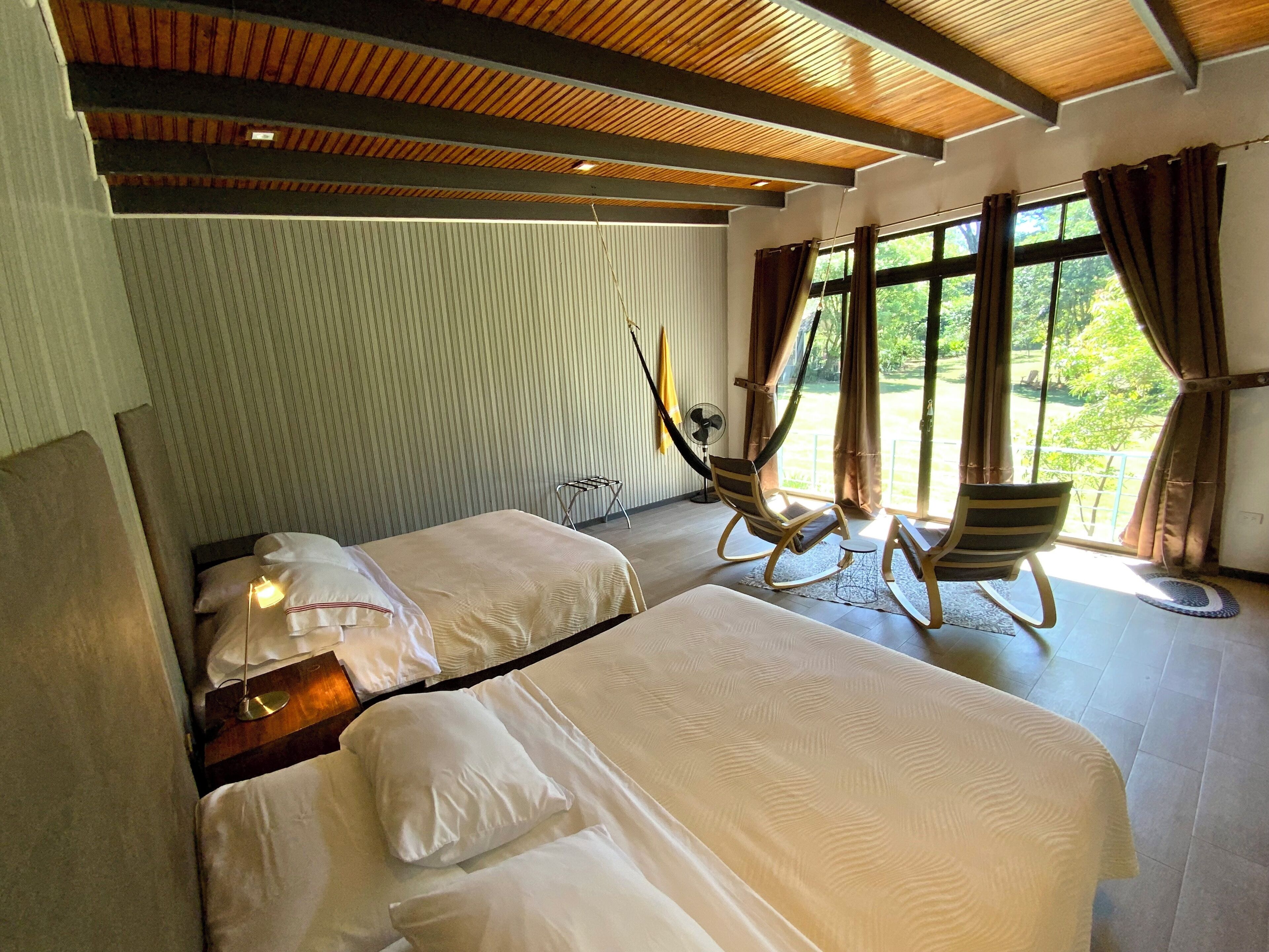 5 chambres, coffres-forts dans les chambres, lit parapluie