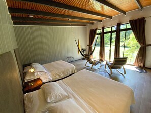 5 chambres, coffres-forts dans les chambres, lit parapluie