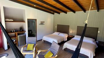 5 chambres, coffres-forts dans les chambres, lit parapluie