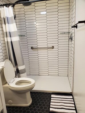 Combined shower/tub, hair dryer, towels, toilet paper - Year round home on WI River/Lake Alice, private dock, on ATV/snowmobile trail. (Tomahawk)