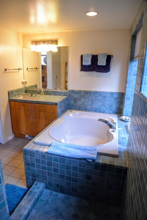 Jetted bath, hair dryer, towels, soap - SWEEPING OCEAN FRONT VIEW, PRIVATE & SECLUDED - Cove Suite (Mendocino)