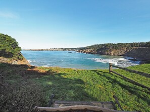 On the beach - SWEEPING OCEAN FRONT VIEW, PRIVATE & SECLUDED - Cove Suite (Mendocino)