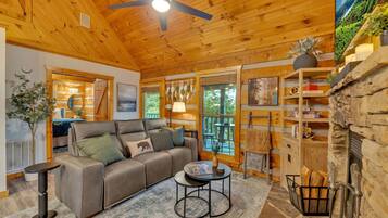 Smart-TV, Kamin, Bücher