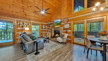 Smart-TV, Kamin, Bücher