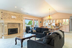 TV, DVD-spiller, bøker og filmbibliotek