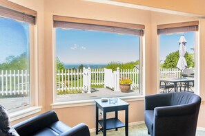 Fernseher, DVD-Player, Bücher, Videothek