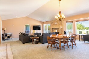 Fernseher, DVD-Player, Bücher, Videothek