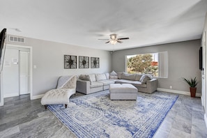 TV - Beautiful sanctuary, minutes from the Strip! (Las Vegas)