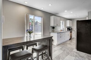 Een koelkast, een microgolfoven, een oven, een kookplaat