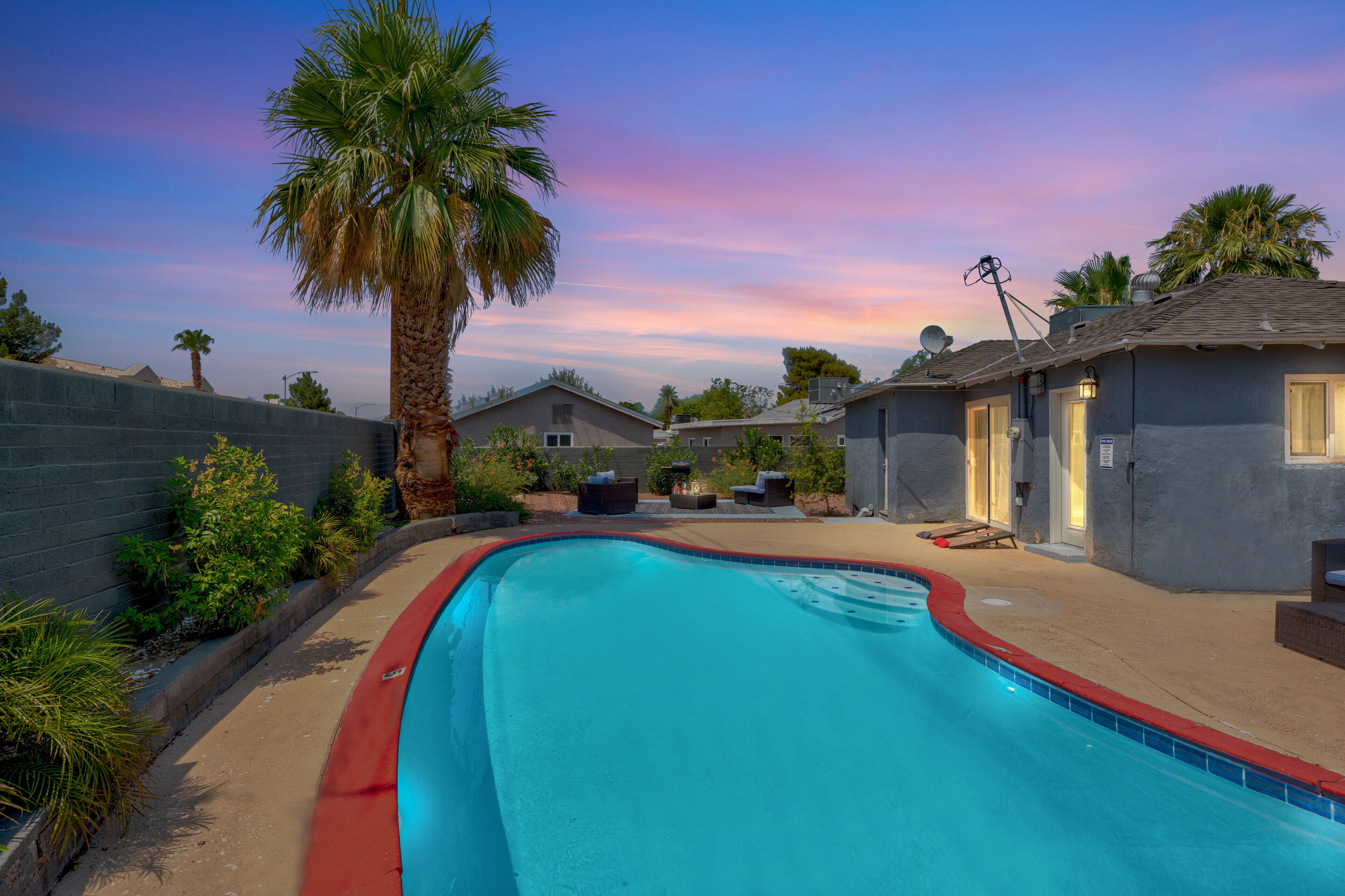 LICENSED, SANITIZED, CLOSE TO THE STRIP 