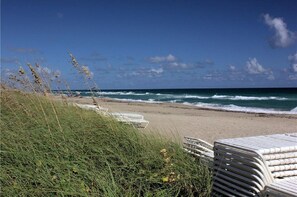 On the beach - Water and Golf Course View Ocean Club Membership heated pool wifi (Stuart)