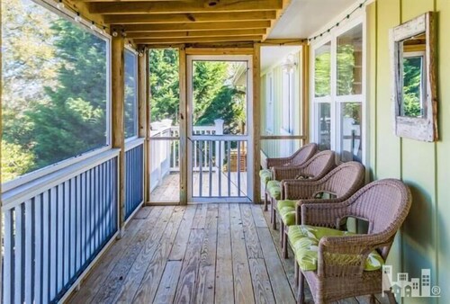 Beautiful family friendly Cottage, paddle boards, bikes kayaks Golf Cart rental