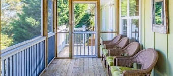 Beautiful family friendly Cottage, paddle boards, bikes kayaks Golf Cart rental