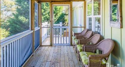 Beautiful family friendly Cottage, paddle boards, bikes kayaks Golf Cart rental