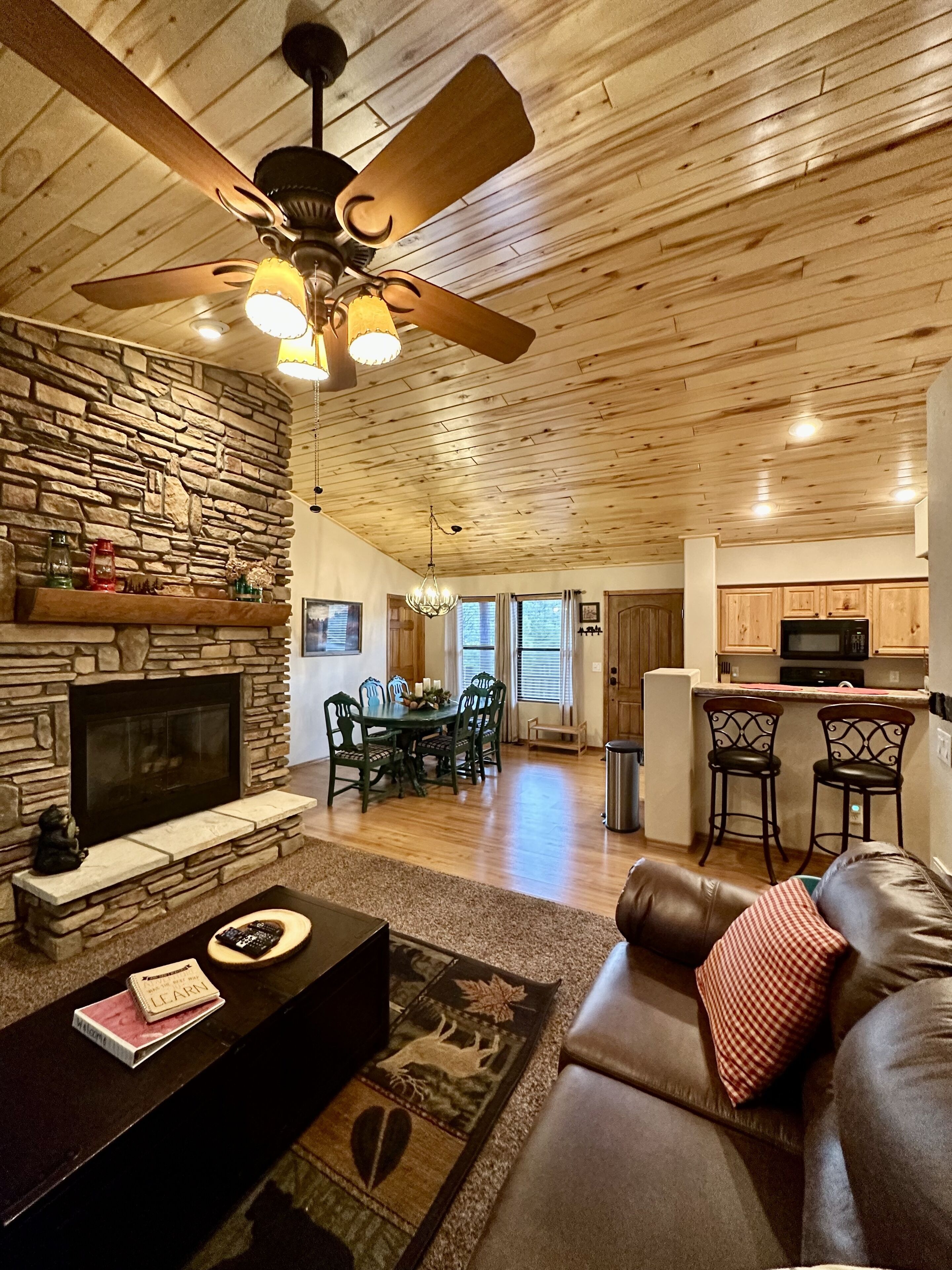 2023 Remodeled Luxurious Year Round Retreat, Sleeps 6, Gorgeous Views!!