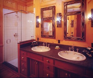 Combined shower/tub, hair dryer, towels, soap - Beautiful Home On Edge Of Golf Course With Mountain View’s STR200152 (Lake Placid)