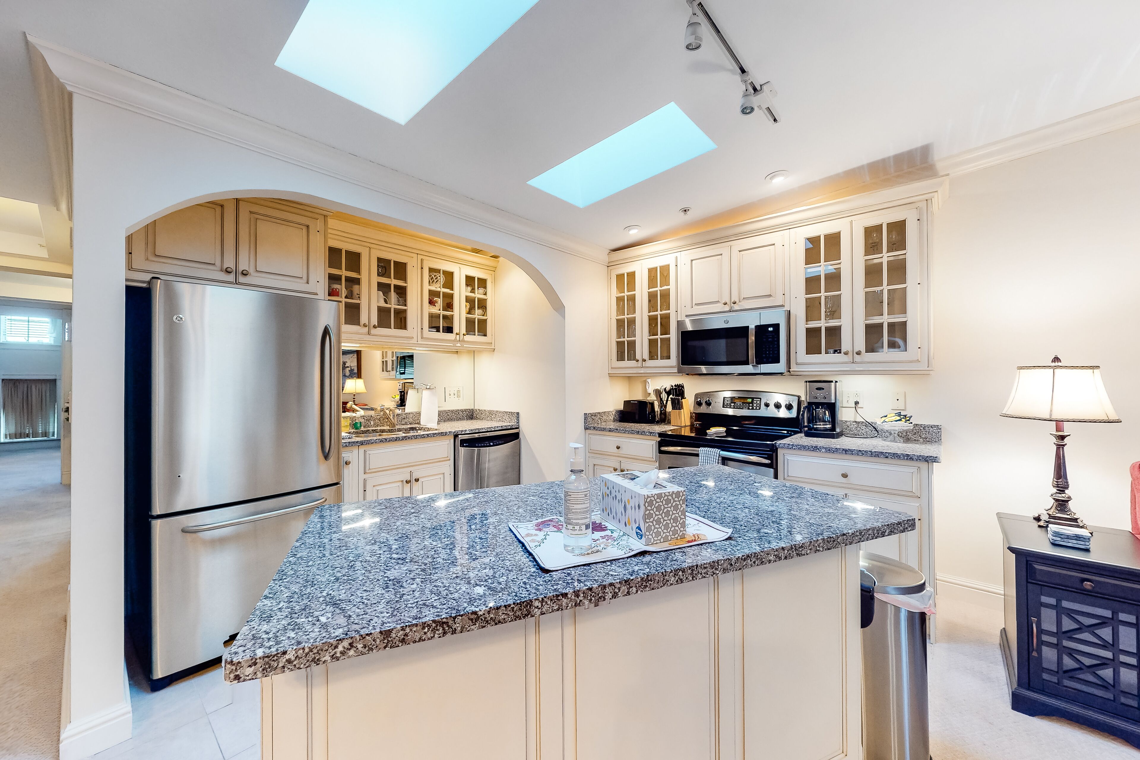 Upscale suite w/ soaking tub & garden patio - in the heart of downtown Belfast