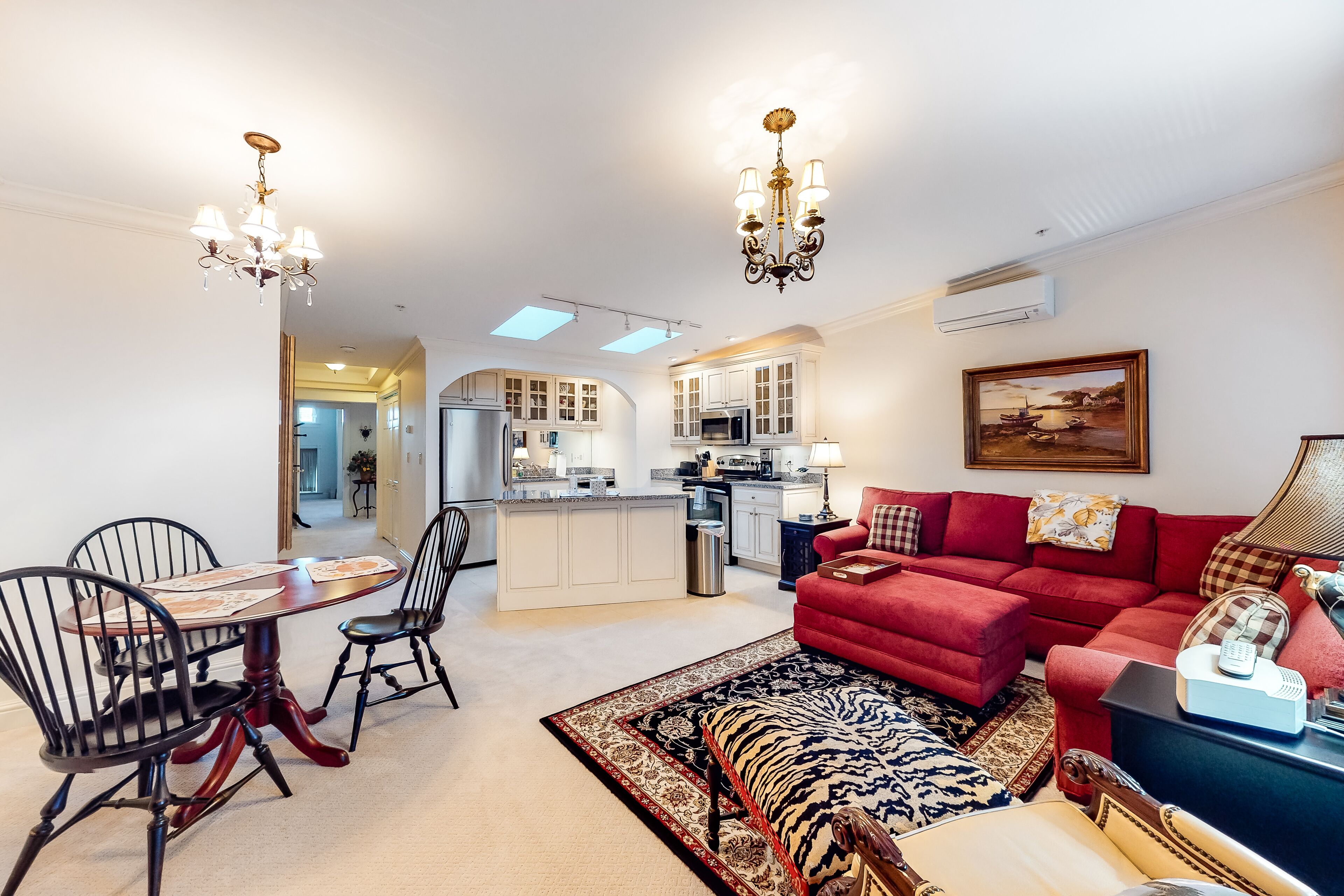 Upscale suite w/ soaking tub & garden patio - in the heart of downtown Belfast