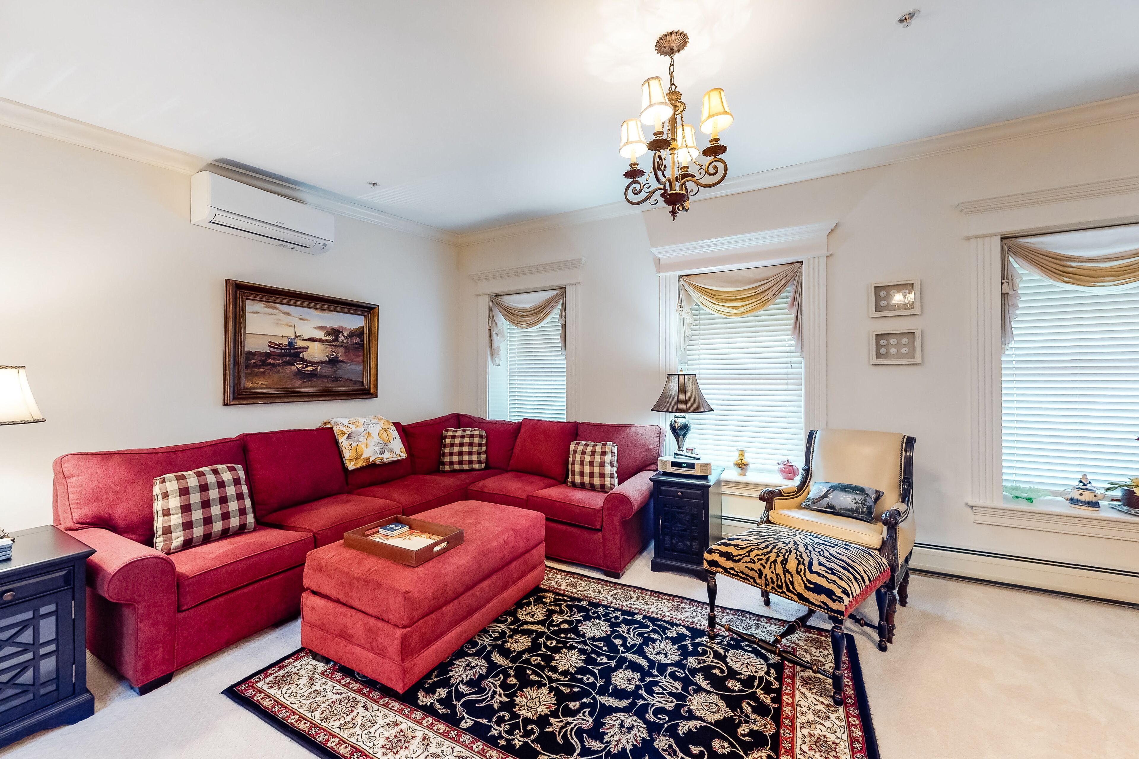 Upscale suite w/ soaking tub & garden patio - in the heart of downtown Belfast