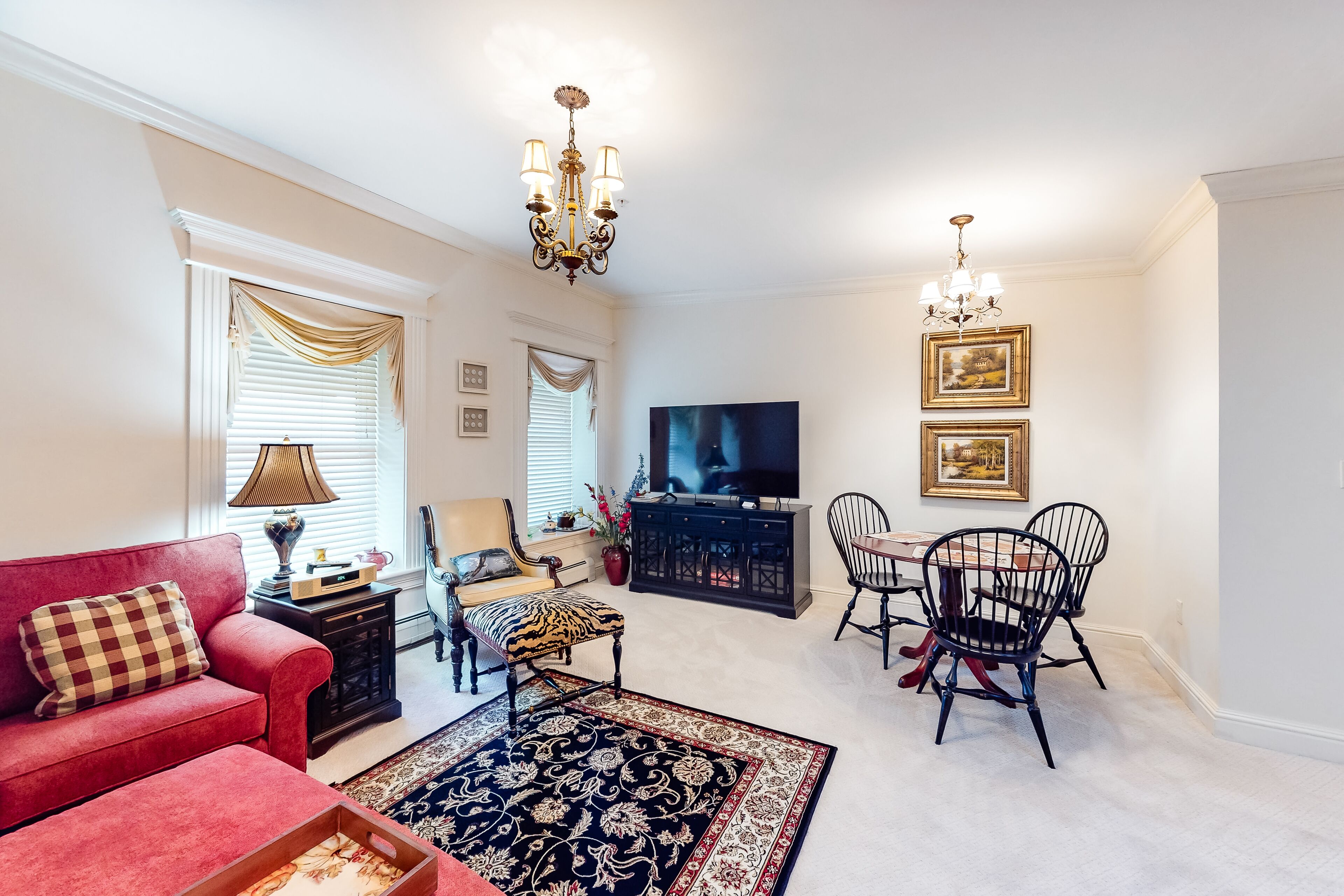 Upscale suite w/ soaking tub & garden patio - in the heart of downtown Belfast