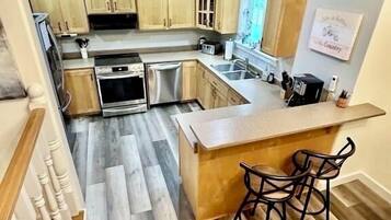 Jääkaappi, mikroaaltouuni, uuni, liesi