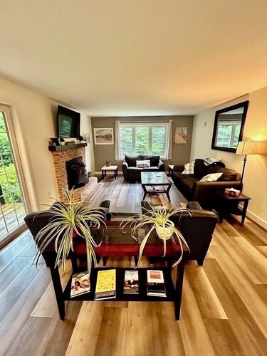 Hot tub, Play area, deck, fully loaded Log home seconds from a Provincial Park.