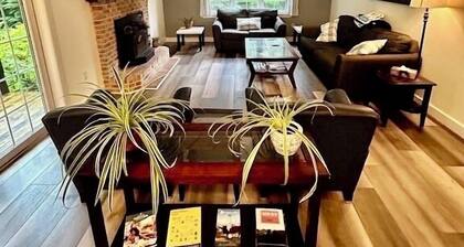 Hot tub, Play area, deck, fully loaded Log home seconds from a Provincial Park.