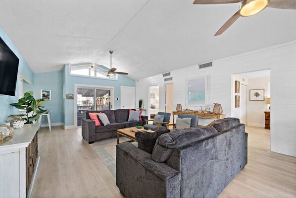 TV connectée, baby-foot, livres