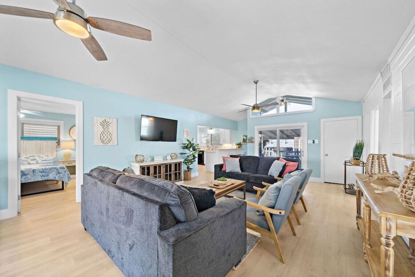 Smart-TV, Tischfußball, Bücher