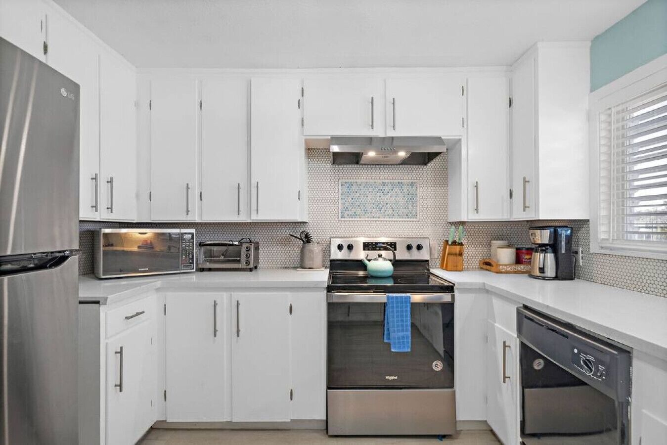 Frigorífico, microondas, horno y placa de cocina