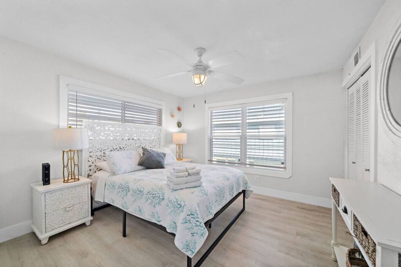 5 Schlafzimmer, Schreibtisch, Bügeleisen/Bügelbrett, Reisekinderbett