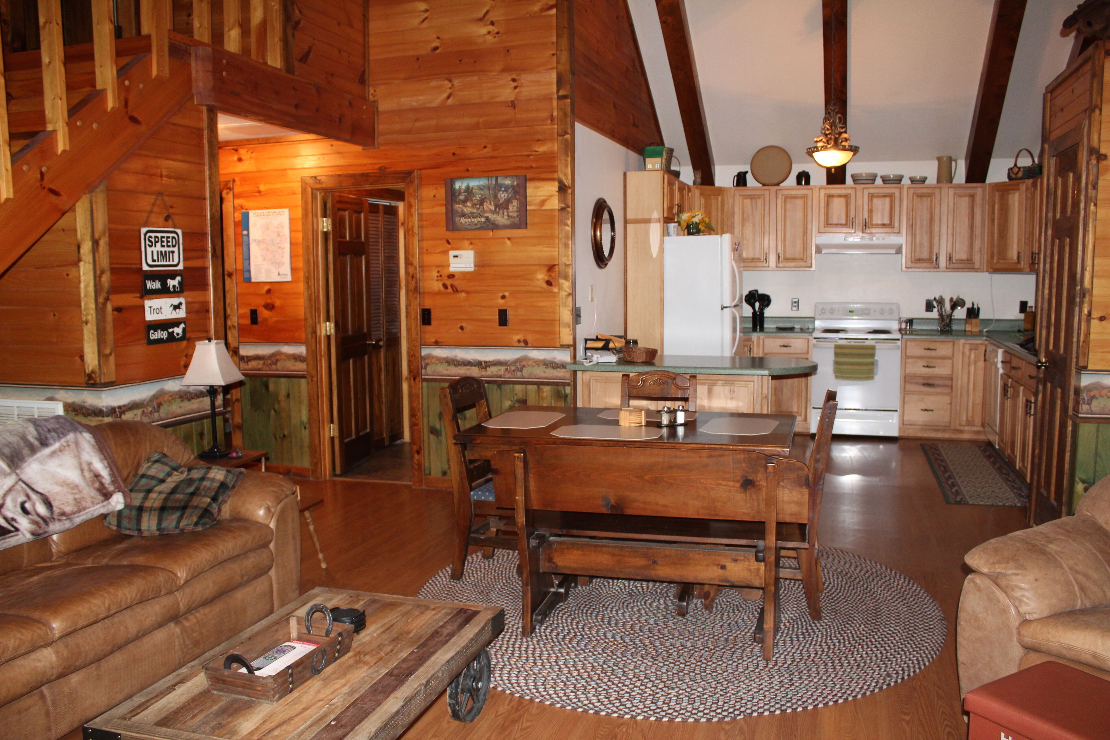 Beautiful Log Cabin 4 Horse Stalls and 2 Corrals, Big South Fork National Park. 