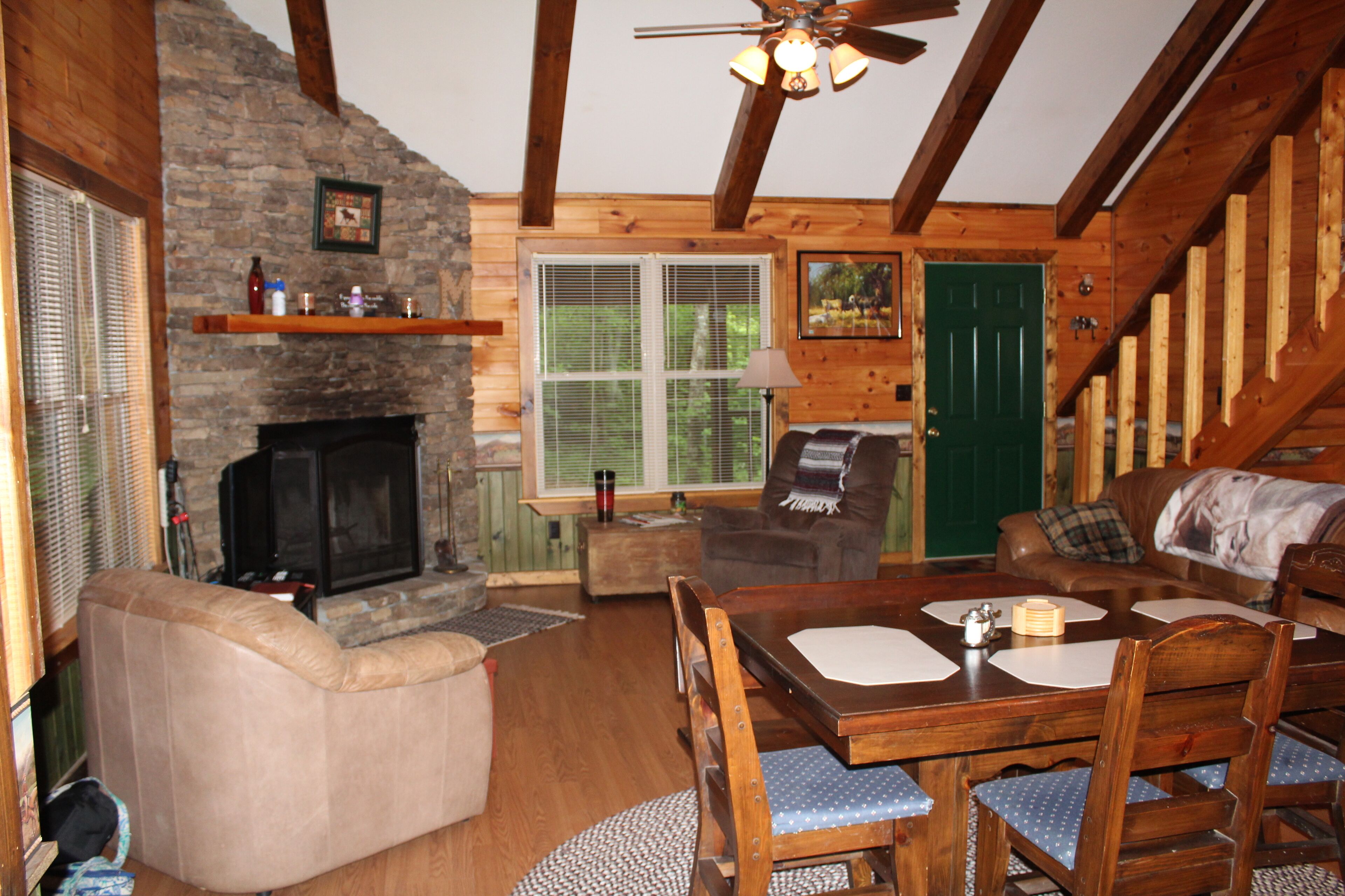 Beautiful Log Cabin 4 Horse Stalls and 2 Corrals, Big South Fork National Park. 