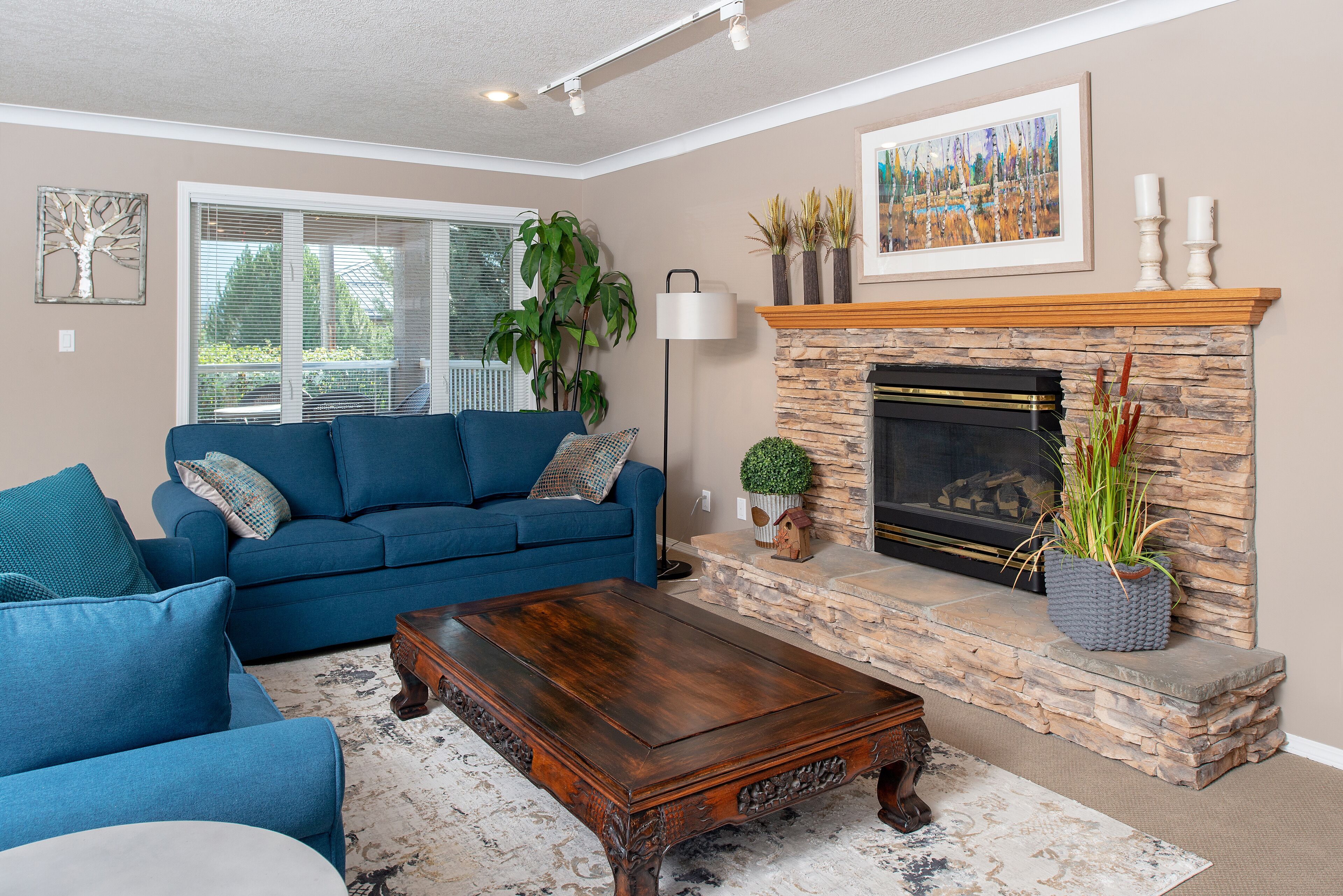 Beautiful Home with Mountain and Lake Views. 3 min walk to beach + 10 to town.  