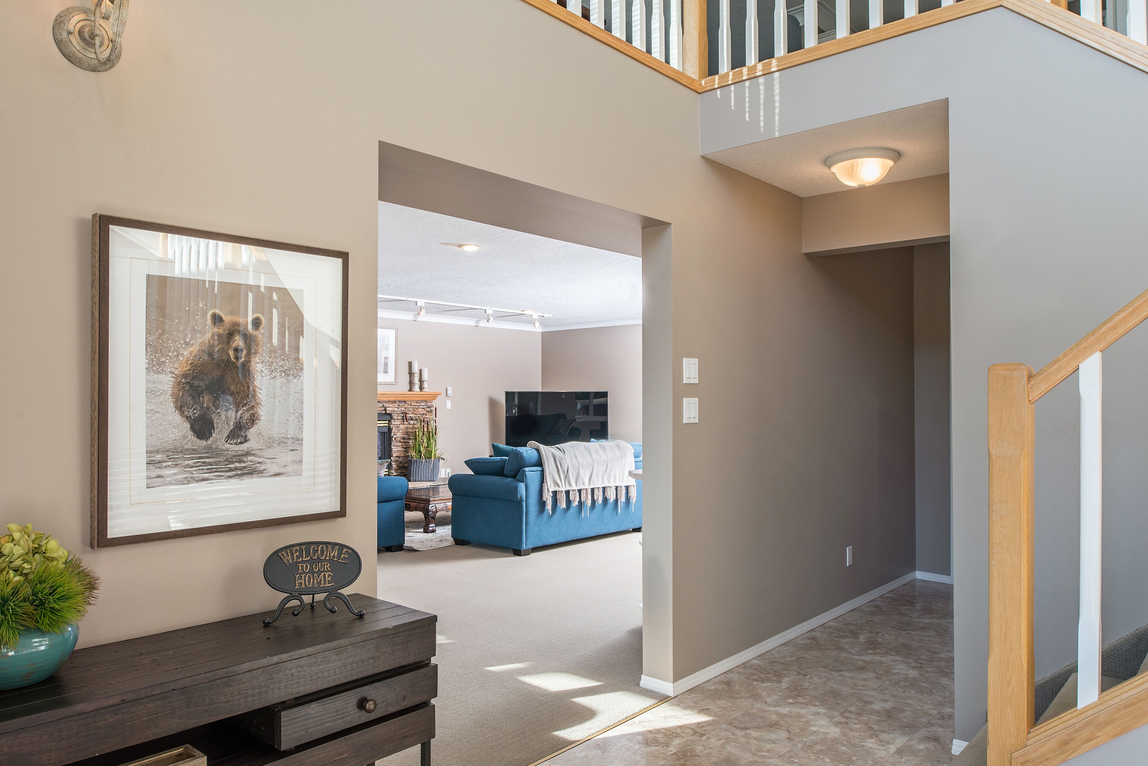 Beautiful Home with Mountain and Lake Views. 3 min walk to beach + 10 to town.  