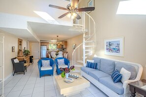 Smart-TV, bøker og stereoanlegg