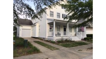 front of house with 1 car garage and front porch