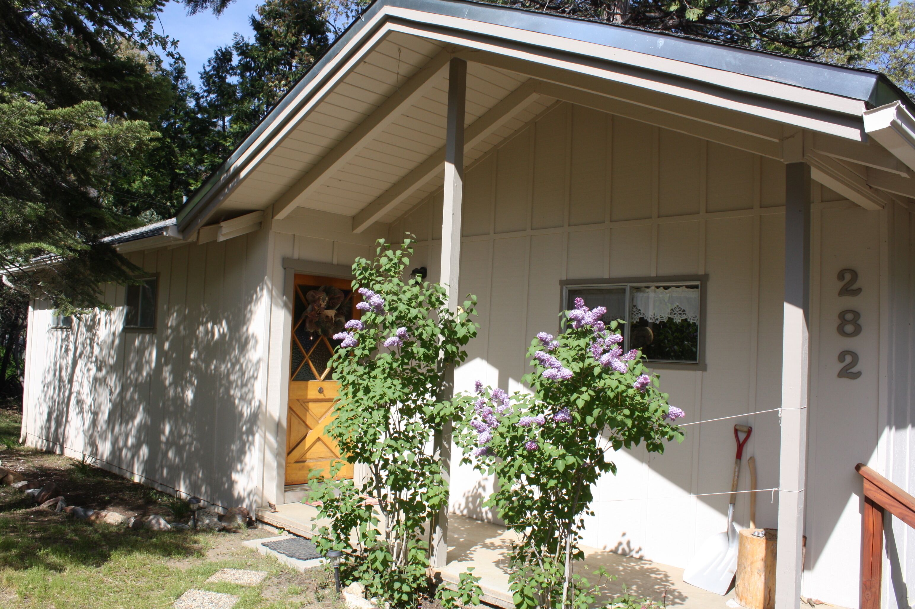 Secluded, cozy cabin  in the heart of Camp Nelson with WIFI and incredible views