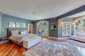 7 bedrooms, desk, iron/ironing board, free WiFi - Castle in the Forest (Skyforest)