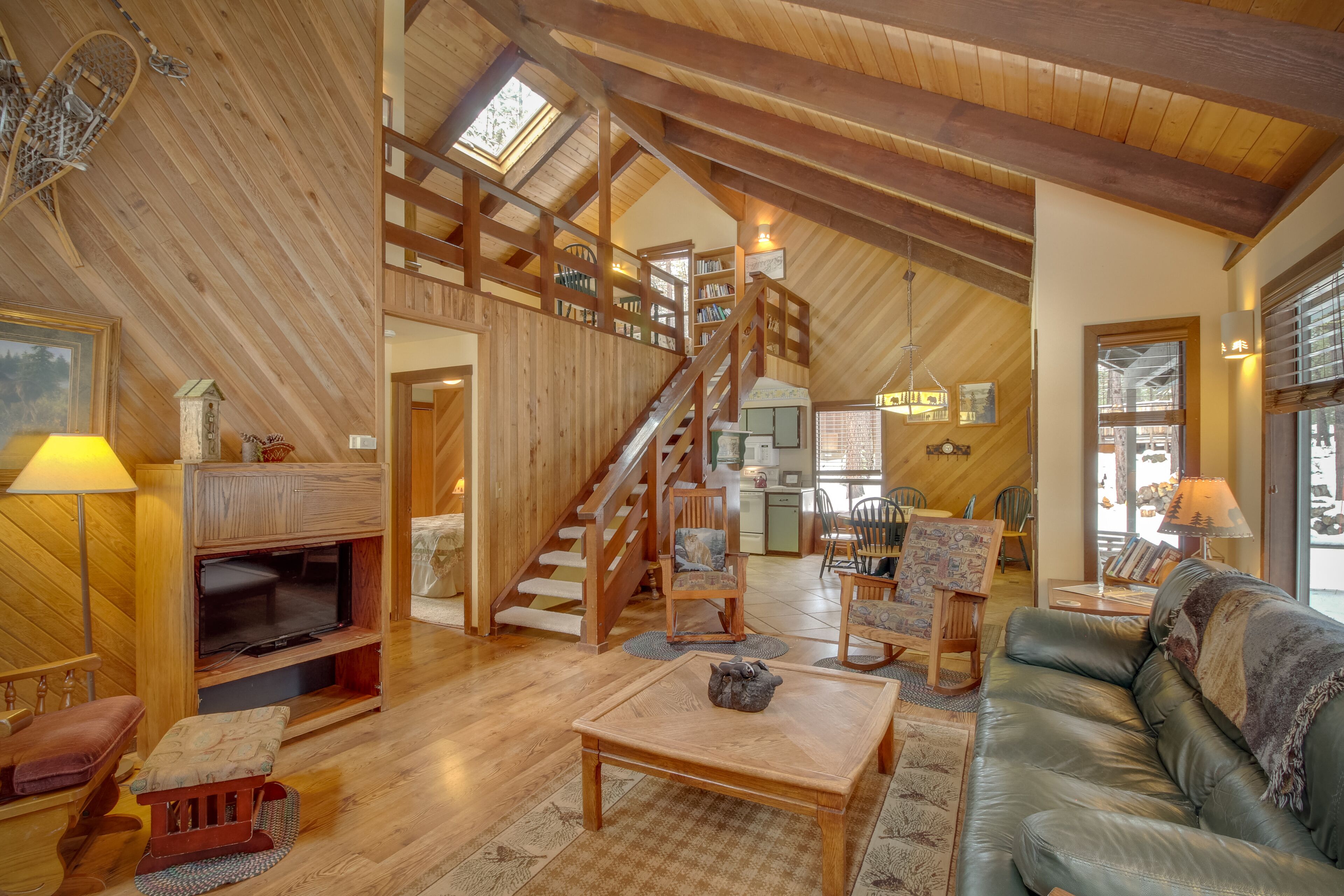 Inviting cabin with fireplace, private hot tub, shared pool, & tennis courts