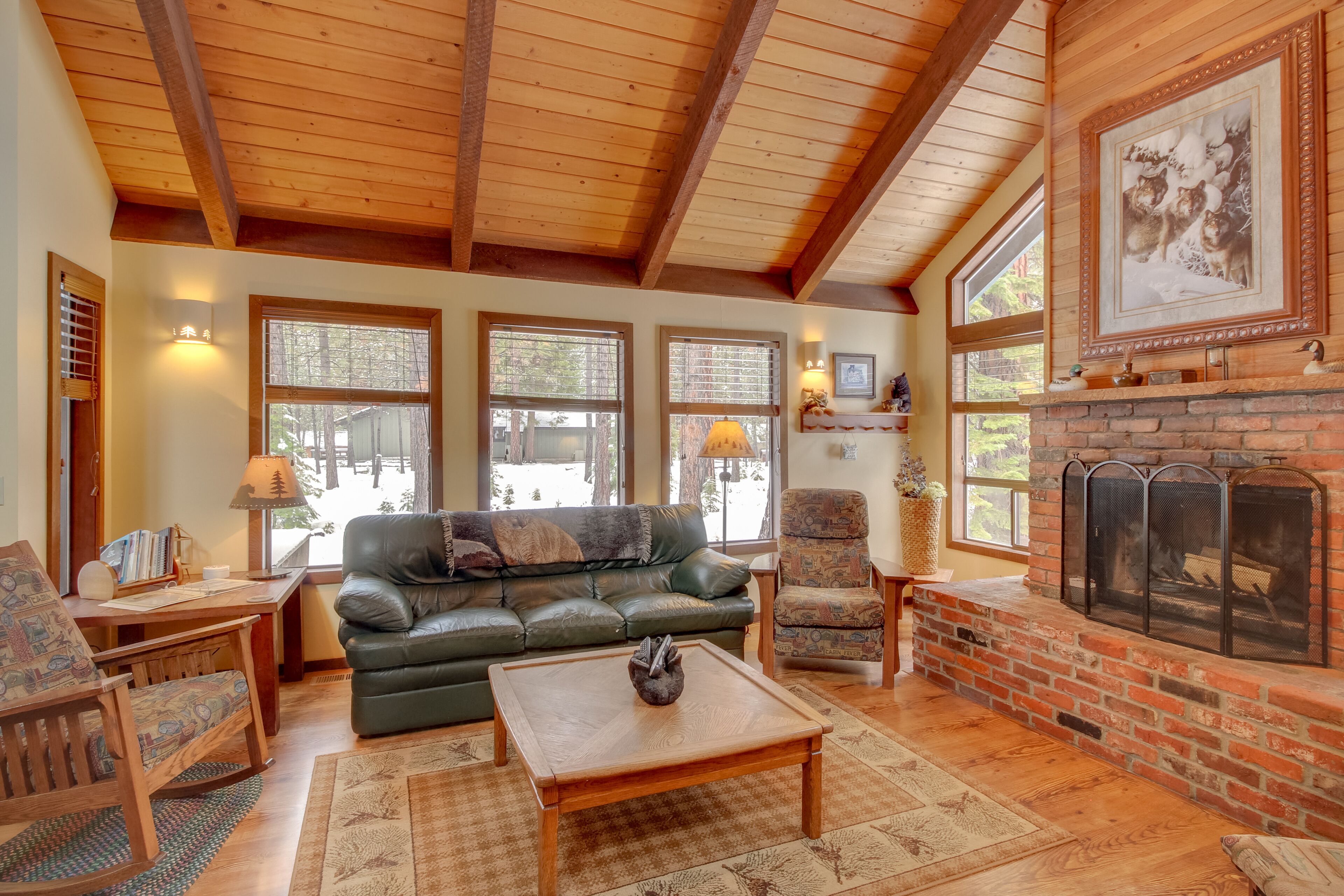 Inviting cabin with fireplace, private hot tub, shared pool, & tennis courts
