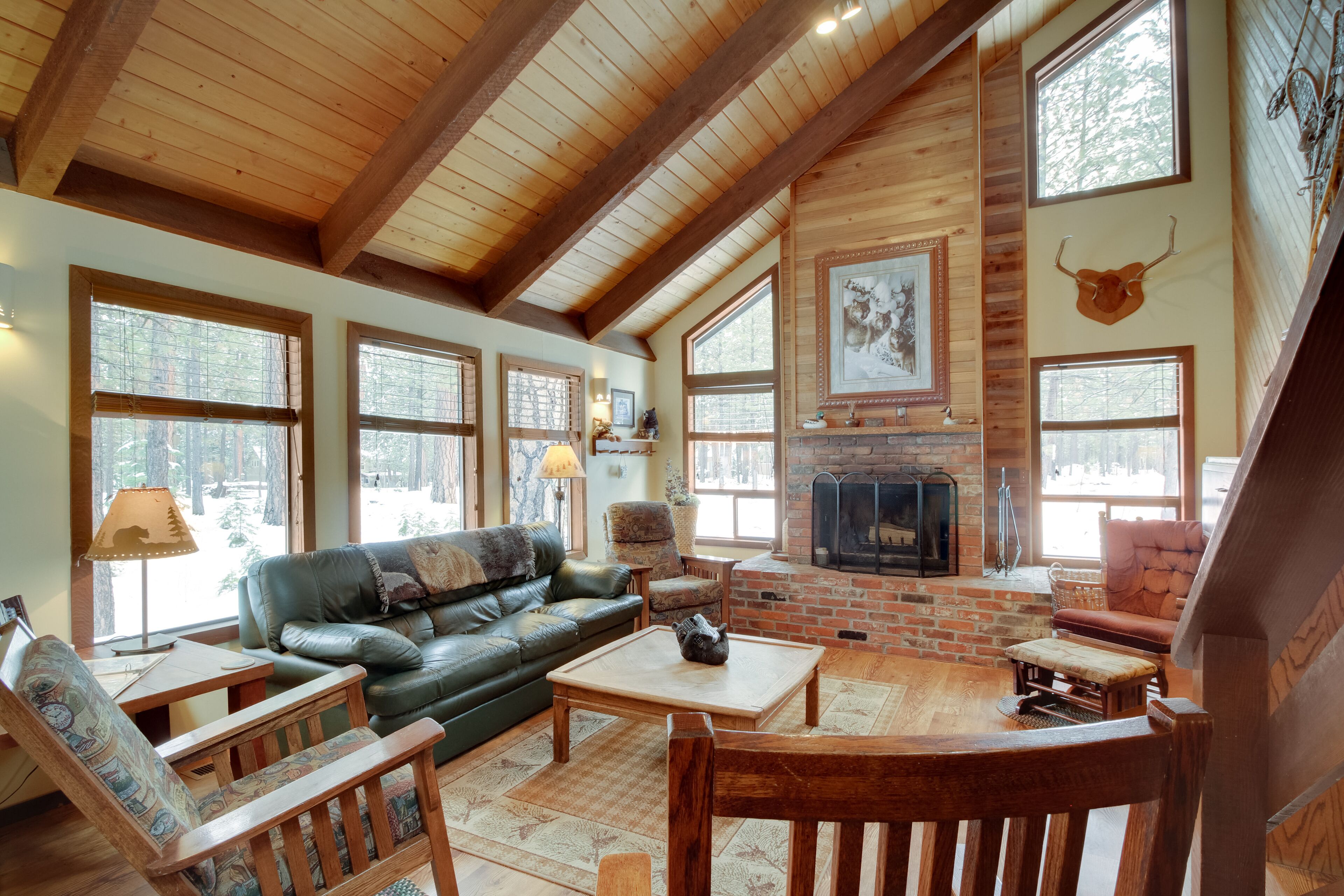Inviting cabin with fireplace, private hot tub, shared pool, & tennis courts