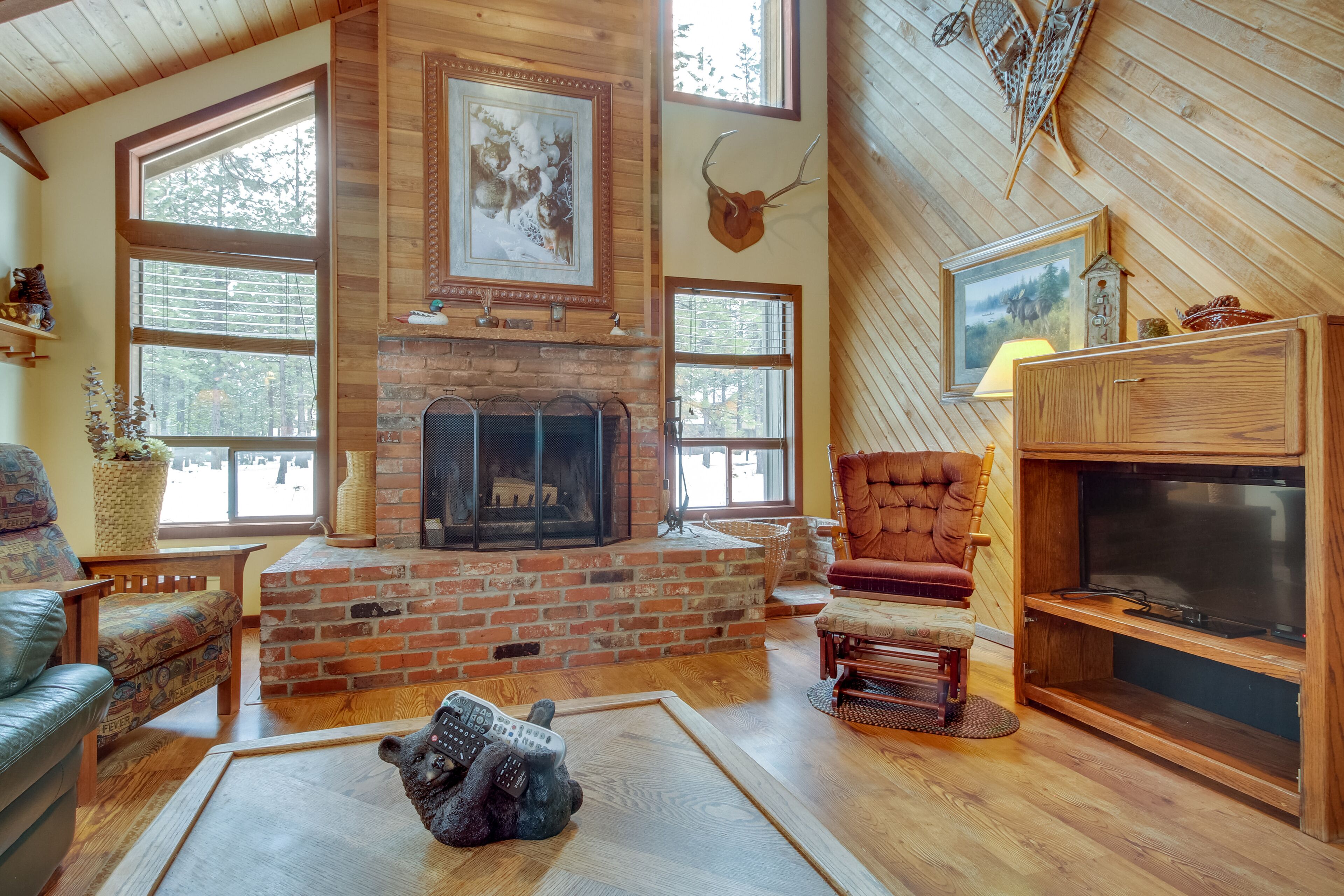 Inviting cabin with fireplace, private hot tub, shared pool, & tennis courts