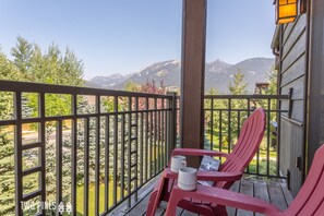 Property grounds - Luxury Town Center Haven! Private Patio with Hot Tub! 15 Min Drive to Resort! (Big Sky)