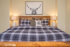 3 bedrooms, iron/ironing board, WiFi, bed sheets - Luxury Town Center Haven! Private Patio with Hot Tub! 15 Min Drive to Resort! (Big Sky)